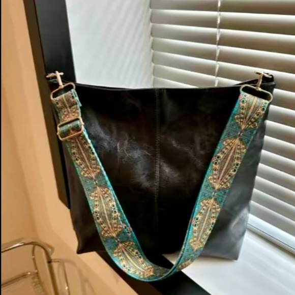 Vintage Solid Color Leather/Crossbody Bag In Black - Picture 5 of 11